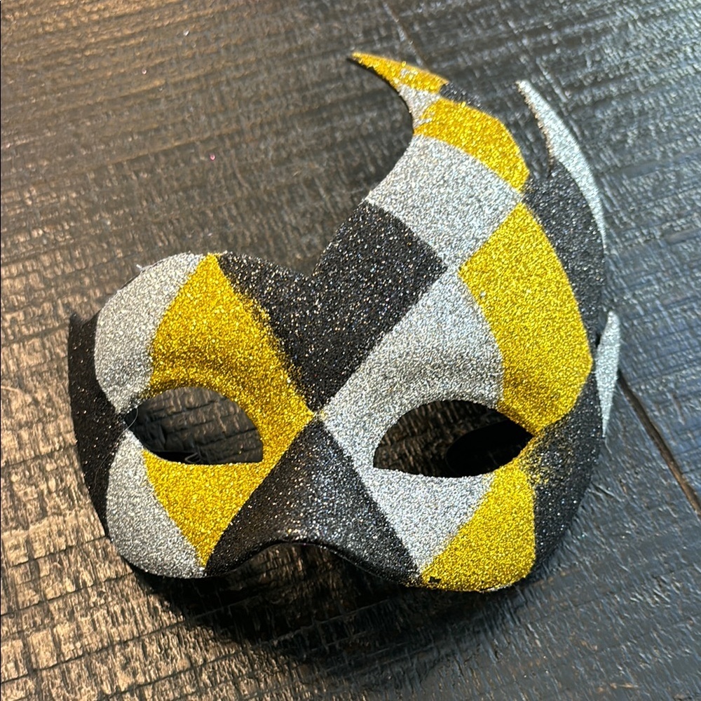 Elegant Harlequin Glitter Face Mask - Black, Silver, Yellow